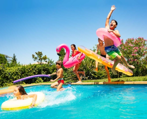 kids-playing-in-pool